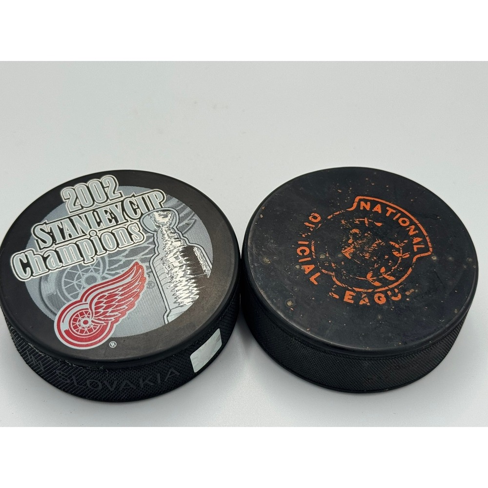 Detroit Red Wings 2002 Stanley Cup Champions Puck & National League Puck‎ Set